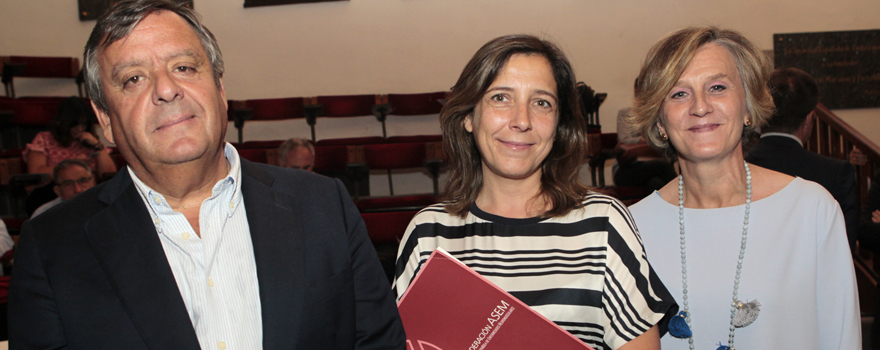 Julio Ancochea, presidente de la Asociación de Médicos Gallegos (Asomega); Mónica Suárez, responsable de RRII de la Federación ASEM y Piedad Navarro.