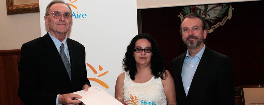 Emilio Servera y Ángel Bajils entregan el premio a la Asociación gallega de fibrosis quística.