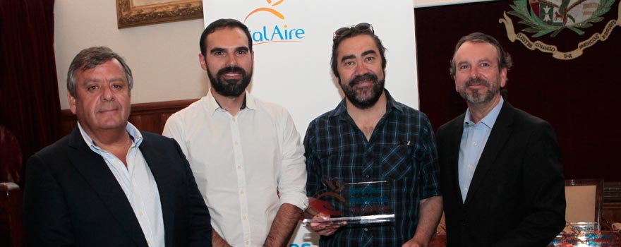 Julio Ancochea y Ángel Bajils entregan el premio a los representantes de la Asociación Madrileña de Fibrosis Quística.