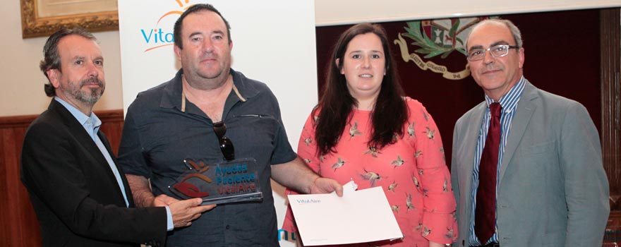 La Asociación de Fibrosis Quística del País Vasco recogen el premio de manos de Ángel Bajils y Eusebi Chiner.