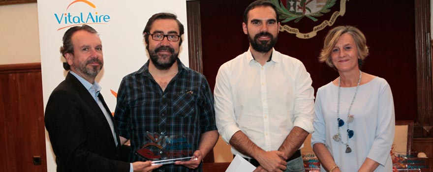 La Asociación Madrileña de Fibrosis Quística recoge el premio de manos de Ángel Bajils y de Piedad Navarro.