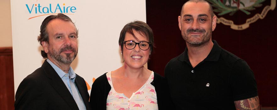 Ángel Bajils y David Rudillo entregan el premio a la Asociación de Fibrosis Quística de la Comunidad Valenciana, lo recoge la Federación Española de Fibrosis Quística.