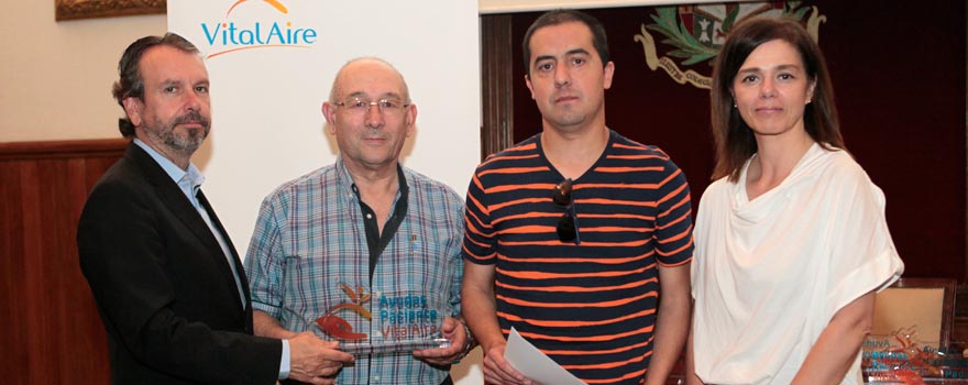 La Asociación Aragonesa de Fibrosis Quística recoge el premio de manos de Ángel Bajils y de Mª Jesús Martínez Fuentes.