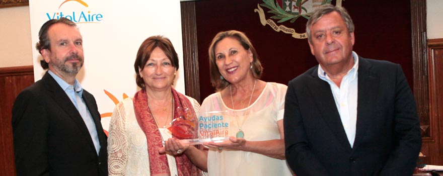 Representantes de Asma Madrid recogen el premio de manos de Ángel Bajils y Julio Ancochea.