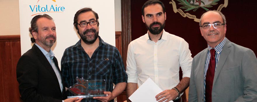 La Asociación madrileña de Fibrosis Quística recoge el premio de mano de Ángel Bajils y de Eusebi Chiner.