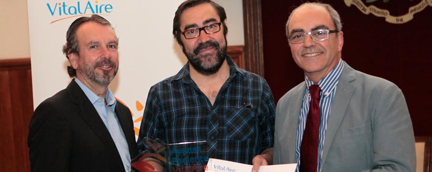 Ángel Bajils y Eusebi Chiner entregan el premio a la Asociación de Fibrosis Quística de la Comunidad Valenciana, lo recoge la Federación Española de Fibrosis Quística.