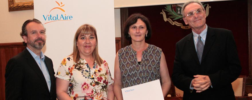 Adela Comunidad Valenciana recibe el premio de manos de Eusebi Servera y de Ángel Bajils.
