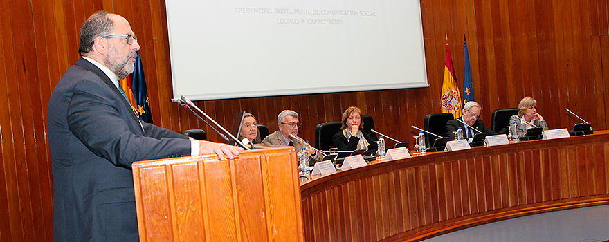 Carlos Moreno, director general de Ordenación Profesional, se dirige a los asistentes a la jornada que ha tenido lugar en el Ministerio de Sanidad.