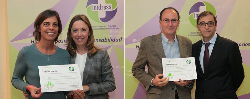 A la izquierda, Silvia Sánchez, de la asociación Plena Inclusión recibe el diploma de manos de Donado-Mazarrón. A la derecha, Joaquín Herrero, del laboratorio de Investigación Prosocial Aplicada de la Universidad Autónoma de Barcelona y Panadero, del Colegio de Farmacéuticos.