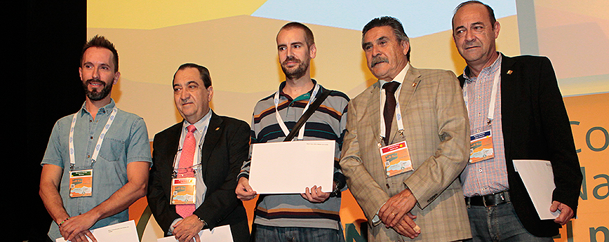 Los ganadores a las mejores comunicaciones orales posan con José Luis Llisterri.