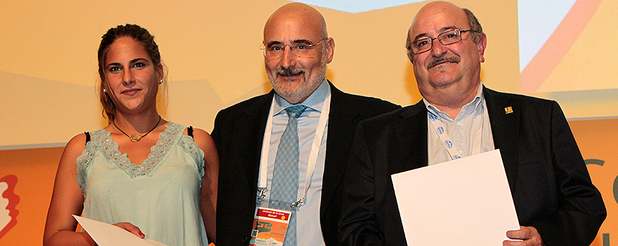 Manuel Jiménez, junto a los ganadores del premio a las mejores investigaciones.