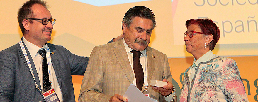 José Luis Llisterri recibe el premio de Semergen Solidaria de manos de Rafael Micó y de Mari Carmen Martínez Altarriba, secretaria general de Semergen Solidaria.