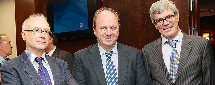 Pedro Hernández, presidente de Unión Murciana de Hospitales; Javier Godoy, director de Carburos Médica y Mariano García, gerente de Relaciones Institucionales de Ferrer.