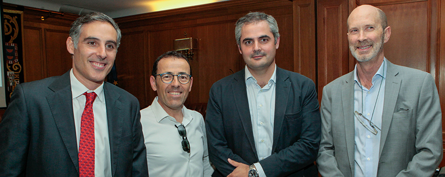 Borja Ribed, Óscar Polo, Carlos Jiménez, presidente de la Comisión de Ingeniería Médica y Sanitaria del COIIM; y Carlos Cisternas. 