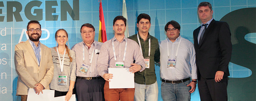 Daniel Rey (derecha), junto a los premiados a la mejor comunicación en la categoría de Médicos Residentes.