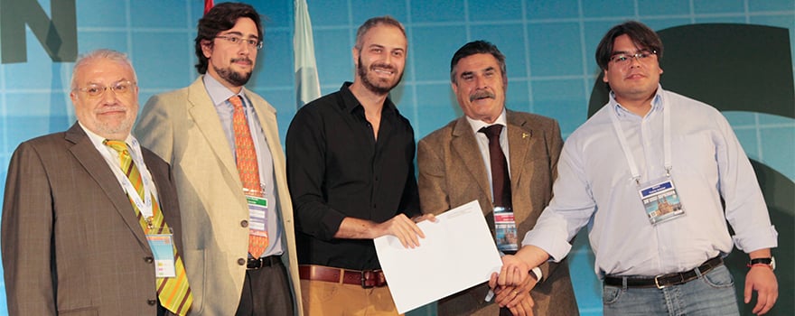 Juan Sergio Fernández Ruiz, editor jefe de la revista Semergen, Medicina de Familia, y Llisterri entregan el Primer Premio Semergen al mejor trabajo original publicado en la revista de la sociedad.