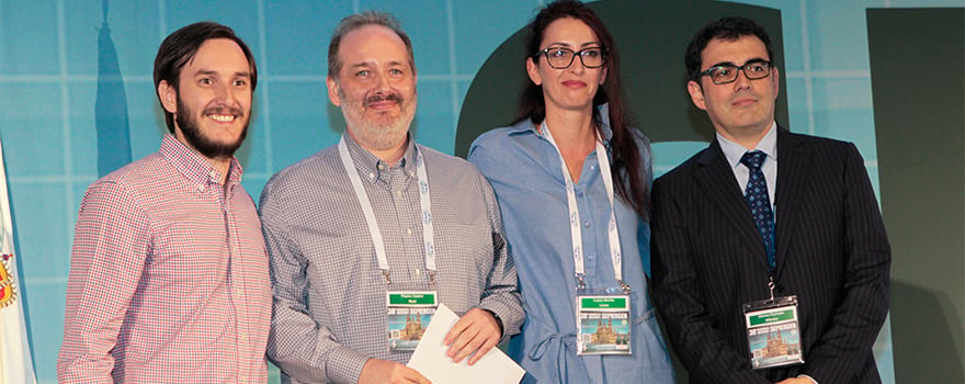 Alfonso Alonso Fachado (derecha) posa junto a los ganadores del premio a la mejor comunicación en vacunas presentada en el Congreso de 2015.