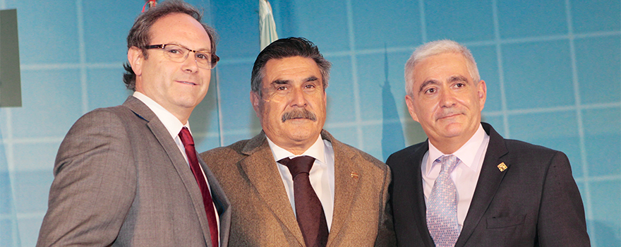 Llisterri posa junto a Jesús Gómez, presidente de la Sociedad Española de Farmacia Familiar y Comunitaria (Sefac, izquierda) y Enrique Gil Cabrera, director de AP Congress, quienes han recibido las insignias de Socio Protector con distintivo de oro de Semergen por su contribución especial al crecimiento y desarrollo de la sociedad.