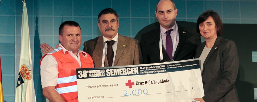 Llisterri y Cinza entregan el tradicional donativo que Semergen da a la Cruz Roja; lo recogen la presidenta provincial de Cruz Roja Coruña, Mercedes Casanova, y el voluntario de socorros y emergencias de Santiago, Juan José Atan.