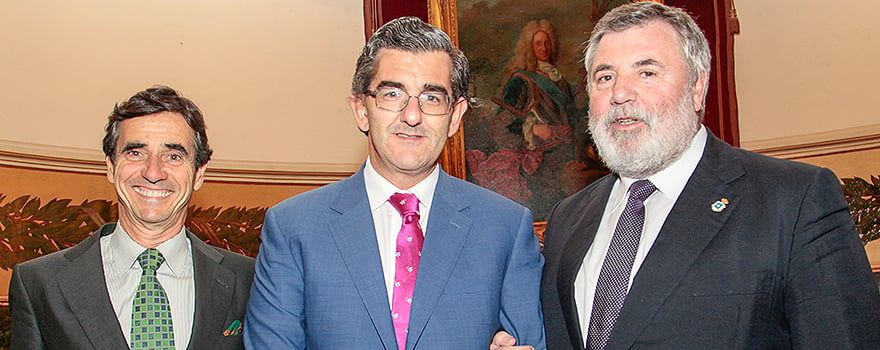 Domingo Bello Janeiro, catedrático de Derecho Civil de la Universidad de A Coruña; Juan Abarca Cidón; y Luciano Vidan, presidente del Colegio de Médicos de A Coruña, 