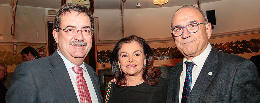 Manuel Molina, viceconsejero de Sanidad de la Comunidad de Madrid; Carmen Peña, presidenta de la Federación Internacional Farmacéutica, Juan José Rodríguez Sendín, expresidente de la OMC. 