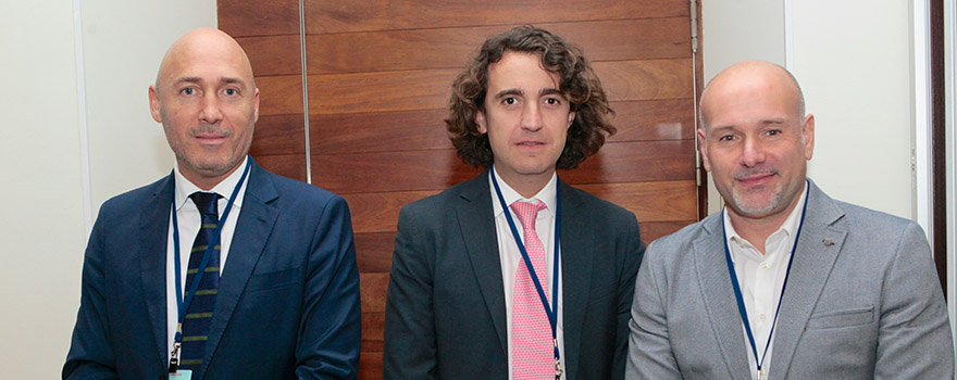 Juan Carlos Alcolea, director de Ventas de Fresenius Medical Care, Pablo Crespo, director del Departamento Legal de Fenin, y Luis Mosquera, presidente de la Sociedad Española de Ingeniería Hospitalaria. 