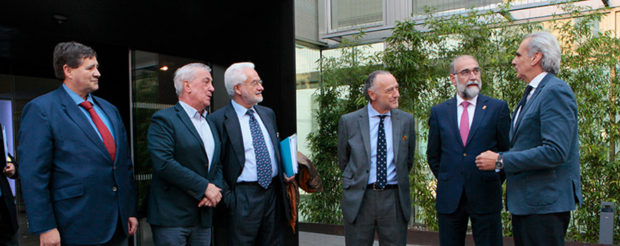 De izquierda a derecha; Joaquín Estévez; Félix Bravo; Pablo Calvo, director general de Recursos Humanos y Relaciones Laborales del Sermas; José María Pino; Fernando Domínguez; y Enrique Ruiz Escudero. 
