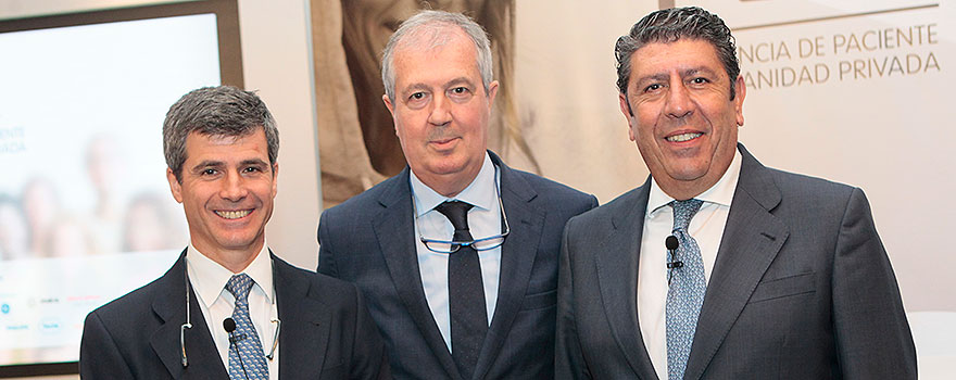 Fernández-Valmayor, Mayero y Vilches posan para Redacción Médica.