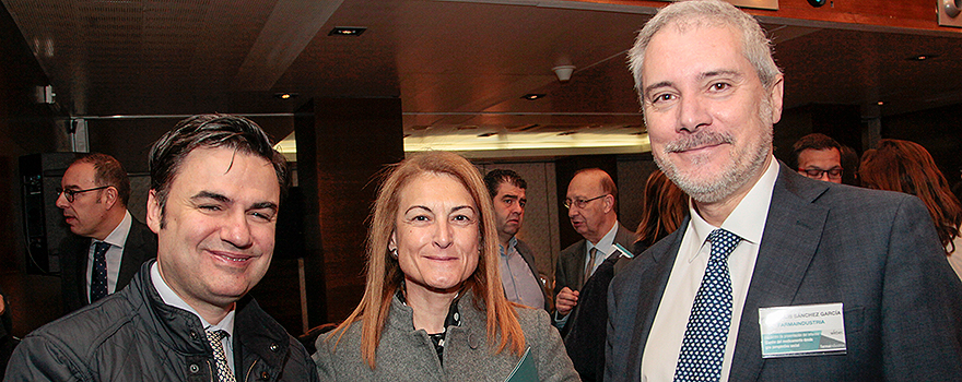 Alberto Querejeta y Pedro Luis Sánchez, ambos de Farmaindustria. En el centro, Isabel Pérez, de GSK.