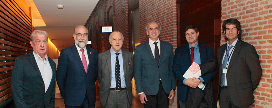 Félix Bravo, gerente del Hospital Príncipe de Asturias de Alcalá de Henares, Fernando Domínguez, José María Pino, Enrique Ruiz Escudero, Joaquín Estévez y Carlos Mur, Director Gerente del Hospital de Fuenlabrada. 