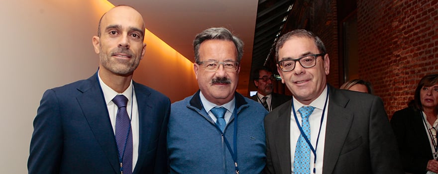 Ricardo López, director general de Sanitaria 2000; José Manuel Aldámiz, gerente del Sector Zaragoza II; y José Miguel Acitores, gerente del Área de Atención Especializada de La Rioja.