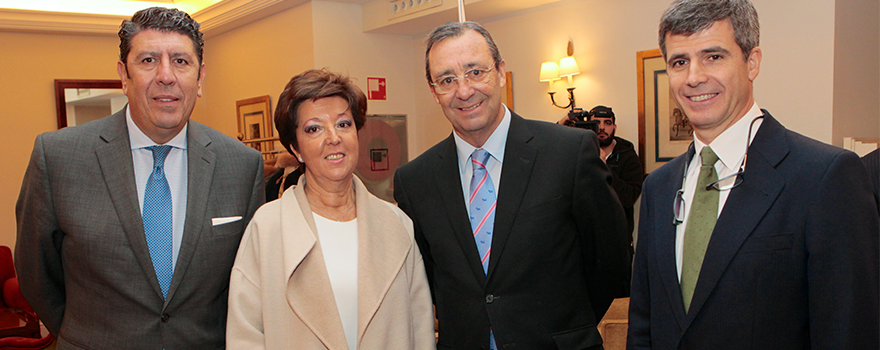 En el centro, Elena Andradas, directora general de Salud Pública; y Mario Mingo, expresidente de la Comisión de Sanidad del Congreso; con Manuel Vilches (izquierda) y Adolfo Fernández-Valmayor (derecha), director general y presidente, respectivamente, del IDIS.