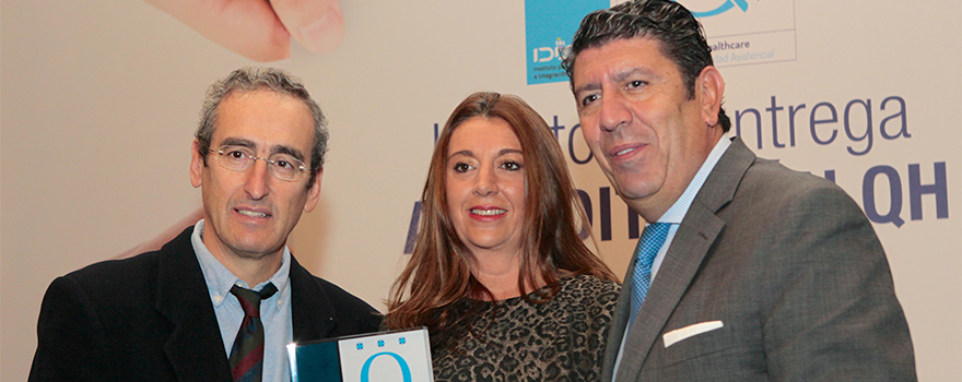 Manuel García yFrancisca Enríquez, director médico y  jefa de sección de Medicina Preventiva y Salud Pública, respectivamente, del Complejo Hospitalario Universitario de Granada, con Manuel Vilches.