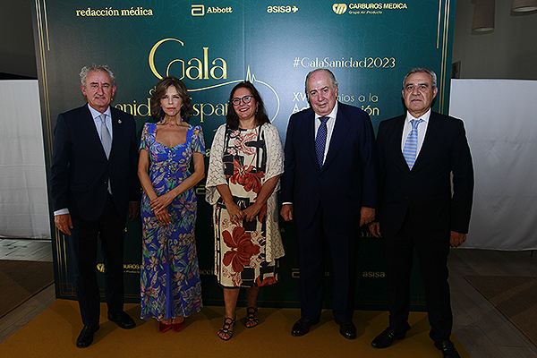 Tomás Cobo, presidente del Consejo General de Colegios Oficiales de Médicos (Cgcom); Marta Villanueva, directora general de IDIS; Manuela García, vicepresidenta segunda del Cgcom; Ricardo De Lorenzo, presidente del Bufete De Lorenzo Abogados; y José María Rodríguez, secretario general del Cgcom.