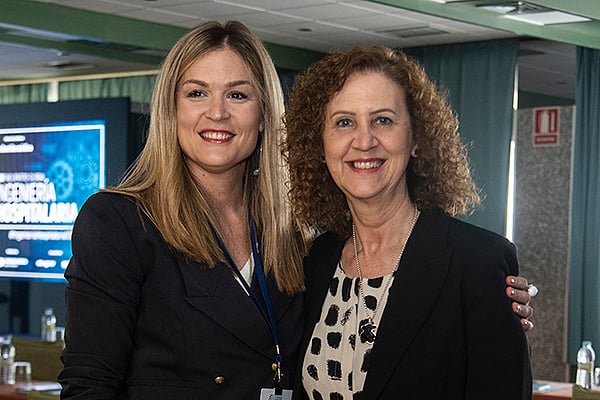 Rut García, directora comercial de Carburos Médica; y Rosa González, jefa del Servicio de Hostelería del Hospital lLucus August (Lugo)