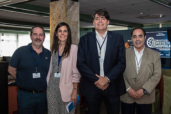 Juan Carlos Guijarro, asesor de la AEIH; Beatriz Blanco, jefa del Área de Ingeniería del Sermas; Diego Arriaga, jefe de servicio de ingeniería, tecnología , entorno y desarrollo del Hospital Ramón y Cajal; y Francisco Javier Guijarro.