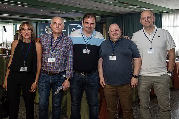 Silvia Fuertes, técnico de Mantenimiento del Hospital Clínico Universitario de Valladolid; Pedro Vivar; David Ferrero, jefe de Área del Servicio de Ingeniería y Mantenimiento del Hospital Clínico Universitario de Valladolid; Javier García de Castro, técnico del Servicio de Ingeniería y Mantenimiento del Hospital Clínico Universitario de Valladolid; y Rodrigo Marino, técnico de Servicio de Mantenimiento de Gerencia del Hospital Virgen de la Concha.