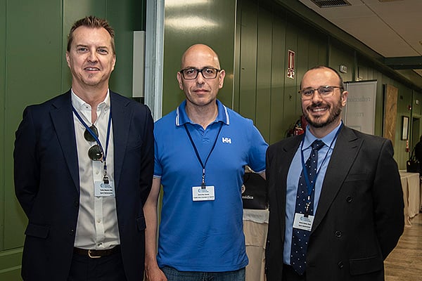 Iñaki Yustos, gestor de Cuentas Privadas de Agenor Mantenimientos ; Eduardo Garcia, técnico de Ingeniería y Mantenimiento del Hospital Clínico Universitario de Valladolid; y Oscar Herrero, gestor Licitaciones Agenor Mantenimientos.