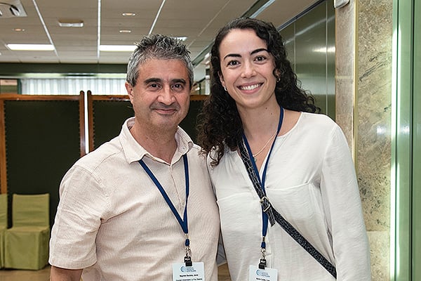 Javier Negredo, jefe de Sección de Seguridad y Mantenimiento del Hospital La Paz; y Celia Martín, ingeniera biomédica en el Hospital La Paz.