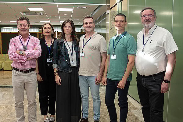 Jesús Ángel, técnico de Ingeniería y Mantenimiento de la Gerencia Asistencia Sanitaria de Palencia; Carmelo Alejandro de la Higuera, jefe de Sección de Mantenimiento del Hospital Santos Reyes de Aranda del Duero; Fernando Fernández, técnico del Servicio Técnico de Mantenimiento del Hospital El Bierzo; Juan José Escudero, jefe de Servicio de Ingeniería del Hospital de El Bierzo; Belén Martín, ingeniera de mantenimiento del Hospital de Palencia; y Miriam Ruiz, ingeniera de mantenimiento del Hospital de Palencia.