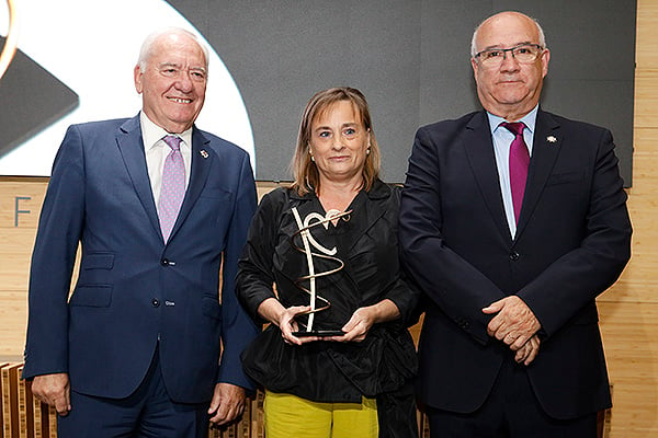 Florentino Pérez Raya; María del Rocío Pindado Sáez, ganadora en la categoría de trayectoria asistencial; y Enrique Ruiz Forner, presidente del Colegio de Enfermería de Ávila.