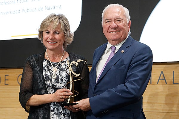 Blanca Marín, galardonada en la categoría de trayectoria docente; y Florentino Pérez Raya. 