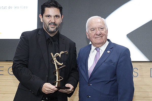 Miquel Bennasar, premiado en la categoría de investigación; y Florentino Pérez Raya. 