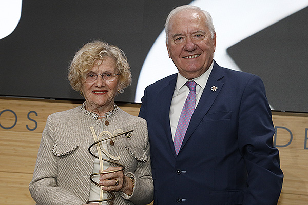 Carmen Asiain, premiada en la categoría de trayectoria profesional; y Florentino Pérez Raya.