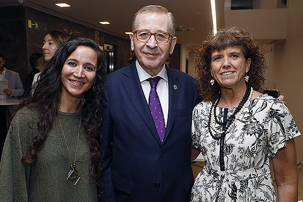 Tayra Velasco, presidenta de la Comisión Deontológica del CGE; Jorge Andrada; y Blanca Fernández-Lasquetty, fundadora y Directora de EnferConsultty.