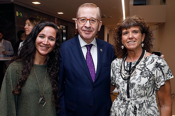 Tayra Velasco, presidenta de la Comisión Deontológica del CGE; Jorge Andrada; y Blanca Fernández-Lasquetty, fundadora y Directora de EnferConsultty.