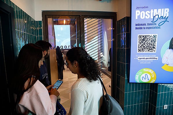 Futuros residentes a punto de entrar en una de las mesas de la Jornada PostMIR.