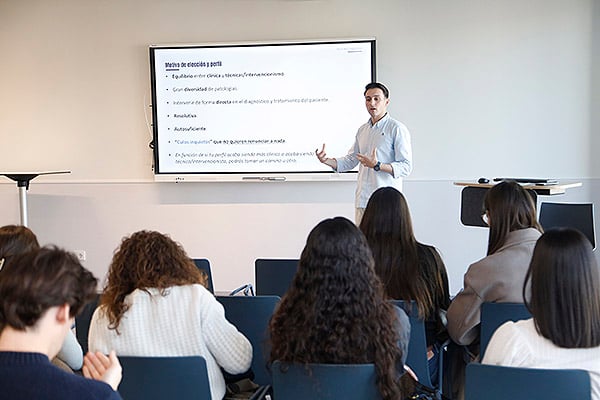 Un profesor de MIR Asturias resolviendo dudas a los futuros residentes.