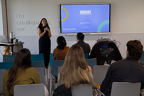 Una profesora de MIR Asturias explicando cómo es la residencia en su especialidad.