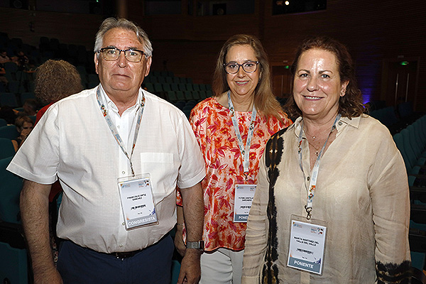 Francisco Ortiz, del grupo seniors SEMG; Fátima Santolaya y Marta Martínez del Valle, secretaría de información de la SEMG.